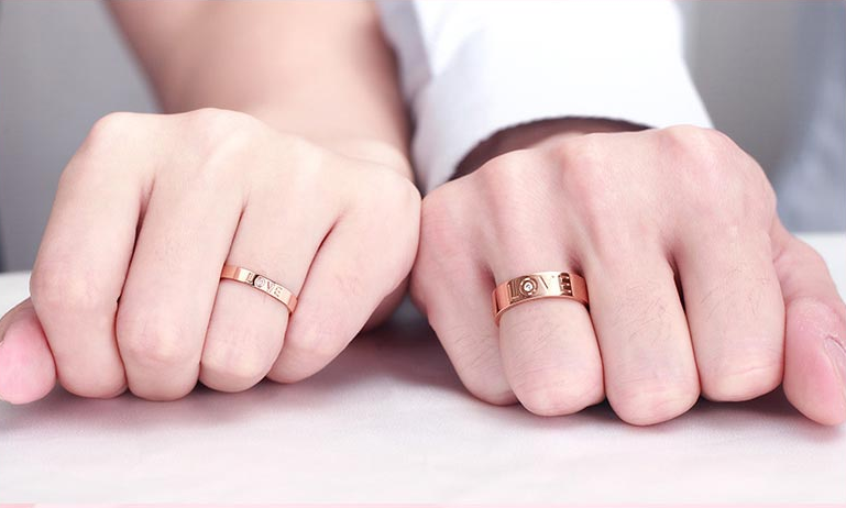 现在热恋中的男女都喜欢在手上戴戒指,于是情侣戒指成为了恋人们必不