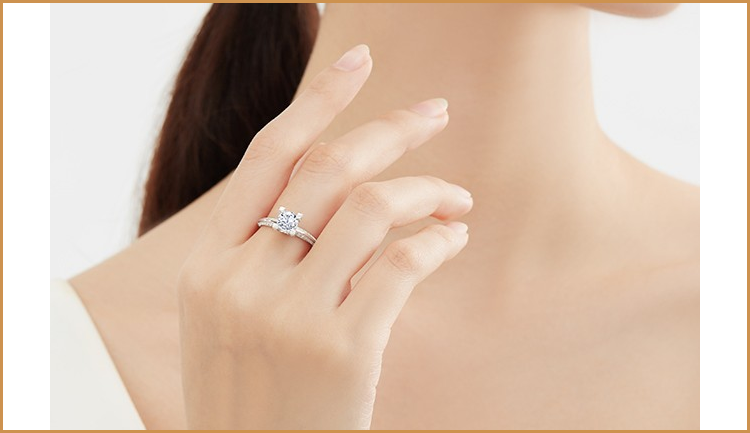 女人左手中指戴戒指是什么意思