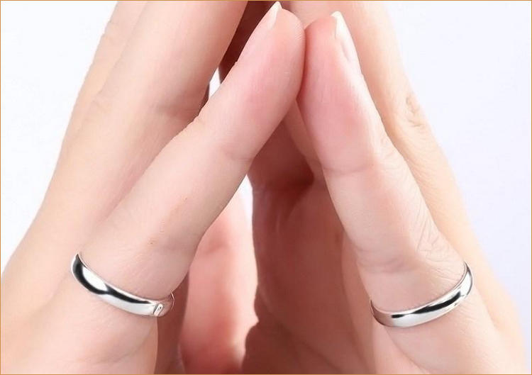 右手小指戴戒指有什么含义
