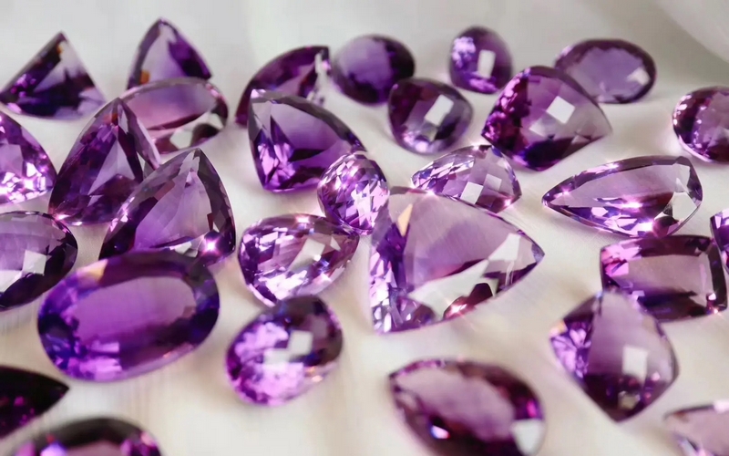 紫水晶和石榴石哪個好，可以一起戴嗎？