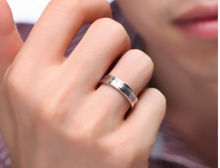 男士结婚戒指戴哪个手指 男士结婚戒指戴哪个手指