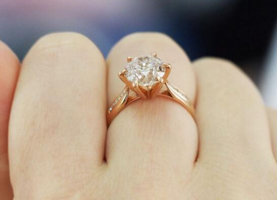 求婚成功之后戒指戴在哪个手指
