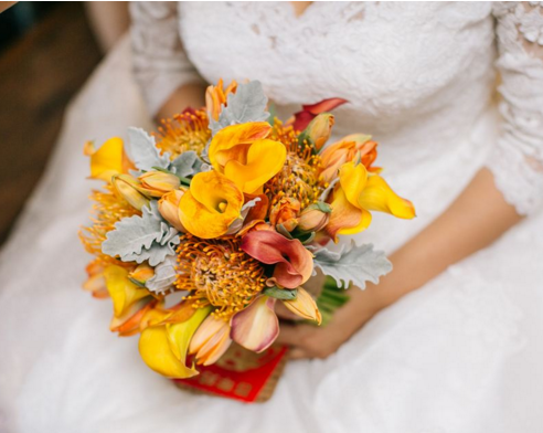 新娘婚纱与手捧花的搭配攻略有哪些