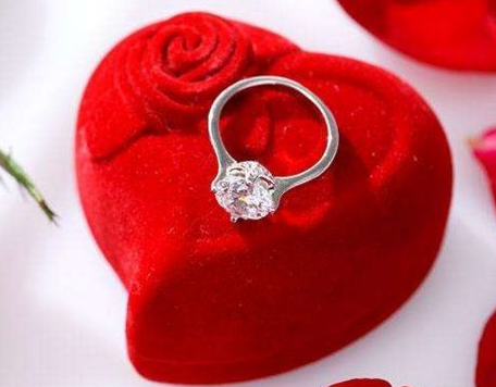 订婚钻石戒指