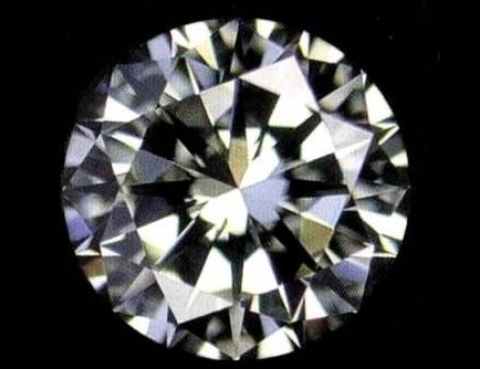 买过钻石的人都知道，我们购买钻石除了钻石的4C标准非常重要以外，其他一些因素导致形成的特别钻石也一定要多加注意。例如，相同颜色级别下的带咖色、绿色和奶油的钻石，这些钻石的品质和价格就会低很多，我们在购买的时候千万不要购买的，不过很多人都无法区分，那么如何区分带咖色、绿色和奶油的钻呢？