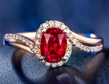镶嵌红宝石的钻石戒指款式有哪些