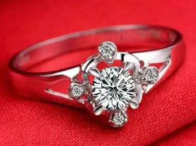 什么是内镶嵌钻石戒指