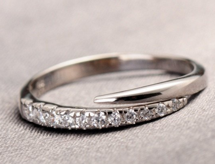 订婚戒指要比结婚戒指贵吗