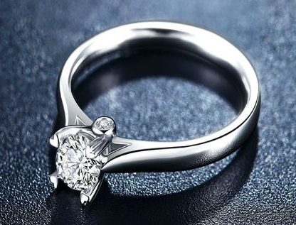 如何选择一枚创意的求婚戒指