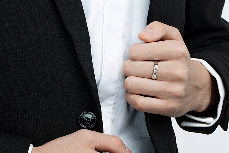 男生戴戒指的位置表示什么性格