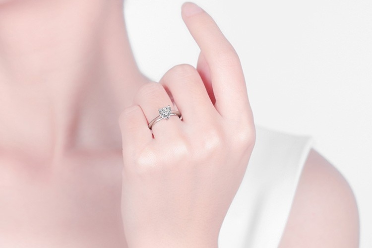 可以把订婚戒指和结婚戒指一起戴吗