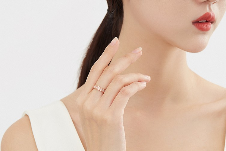 女性中指戴戒指有什么意义