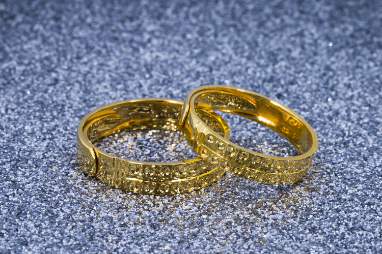 婚戒和黄金戒指哪个好