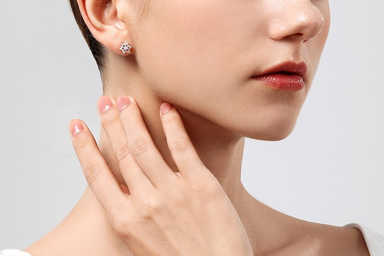 女性钻石耳钉的正确佩戴方法