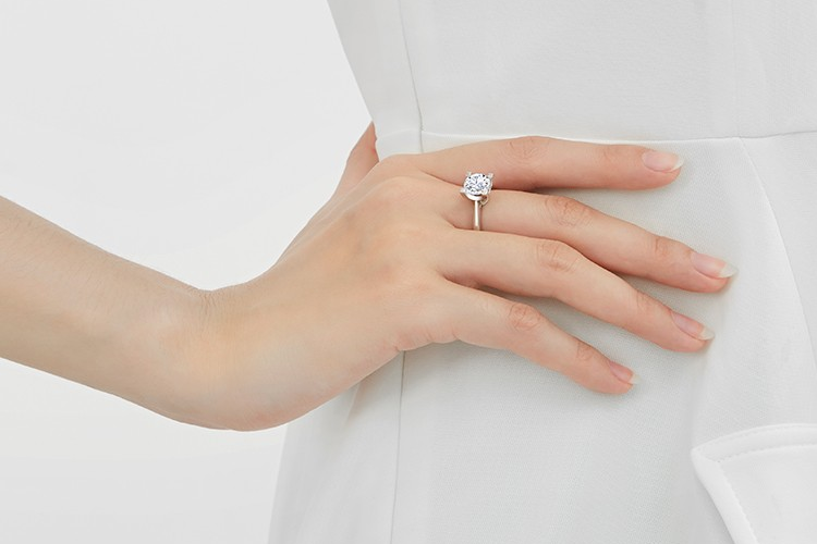 四爪钻石戒指的寓意是什么