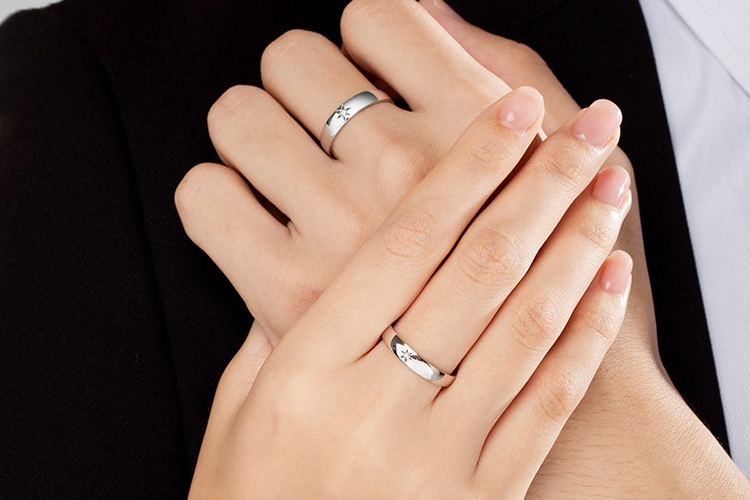 怎么戴订婚戒指和结婚戒指