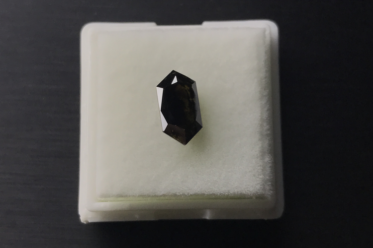 黑钻石原石鉴别方法