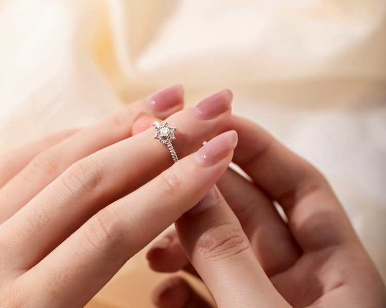 戒指戴中指的女性是什么意思