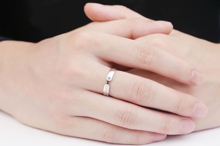 结婚后结婚戒指可以戴中指吗?