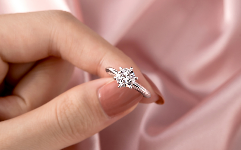 钻石戒指该选择六爪还是四爪