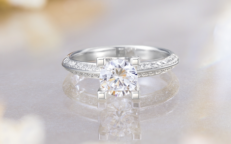 订婚戒指钻石还是婚戒钻大