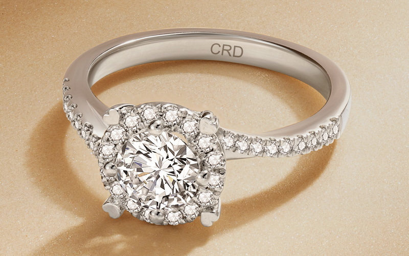 订婚戒指和婚戒哪个钻石大