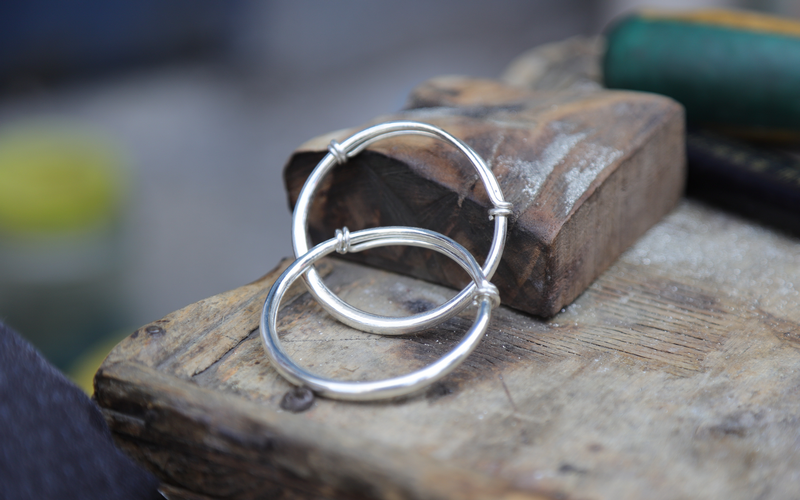 银手镯和白金戒指可以戴在一个手上吗，银手镯和白金戒指哪个好看保值？