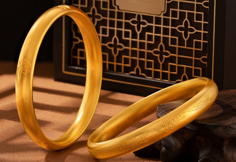 黄金手镯和纯银手镯哪个更显气质，黄金手镯和纯银手镯哪个好看？