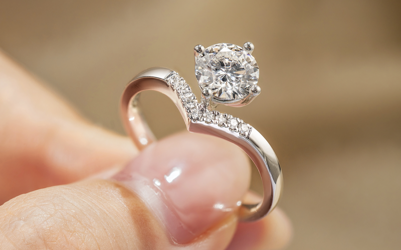 钻石戒指的戒托什么材质比较好，钻石戒指的戒托什么金最合适？