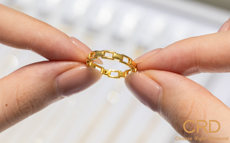 求婚戒指用金戒指还是钻戒