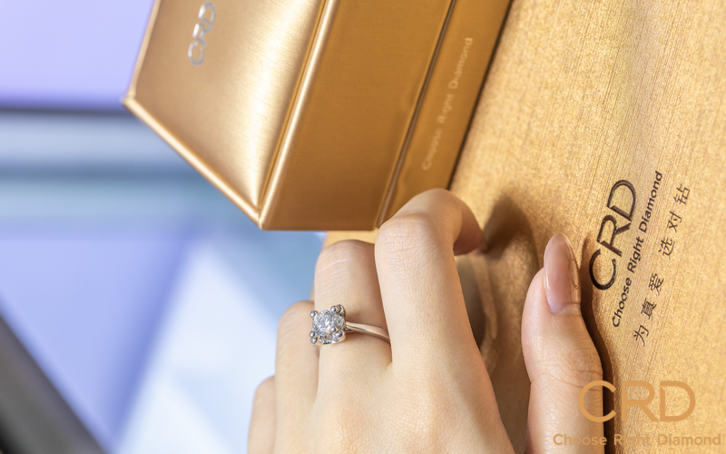女订婚戒指戴哪个手指最合适