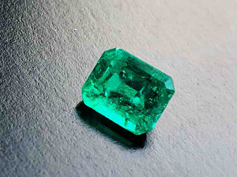 绿钻石和祖母绿的区别是什么