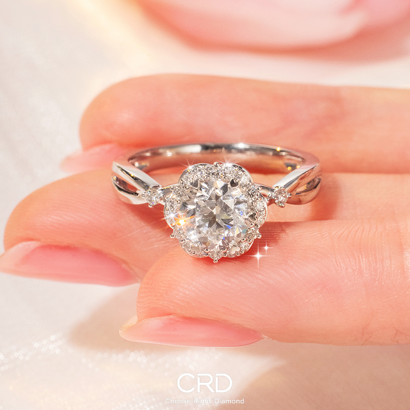 <a href='https://www.crd.cn/diamond/' target='_blank' style='color:#927658;text-decoration:underline;'>钻石</a><a href='http://www.crd.cn/xq-jiezhi/' target='_blank' style='color:#927658;text-decoration:underline;'>戒指</a> CRD钻石戒指