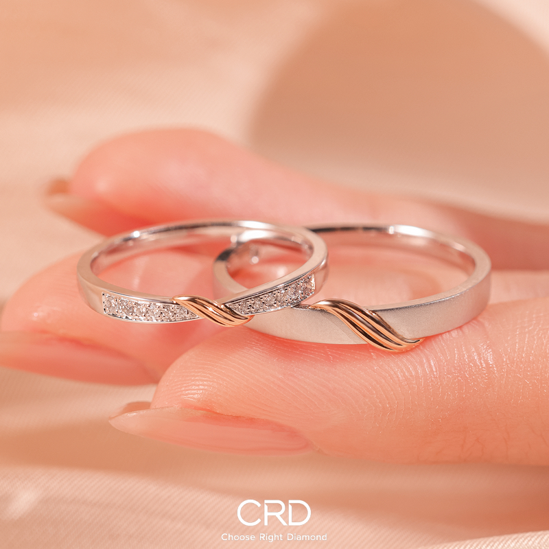 <a href='https://www.crd.cn/diamond/' target='_blank' style='color:#927658;text-decoration:underline;'>钻石</a><a href='http://www.crd.cn/xq-jiezhi/' target='_blank' style='color:#927658;text-decoration:underline;'>戒指</a> CRD钻石戒指