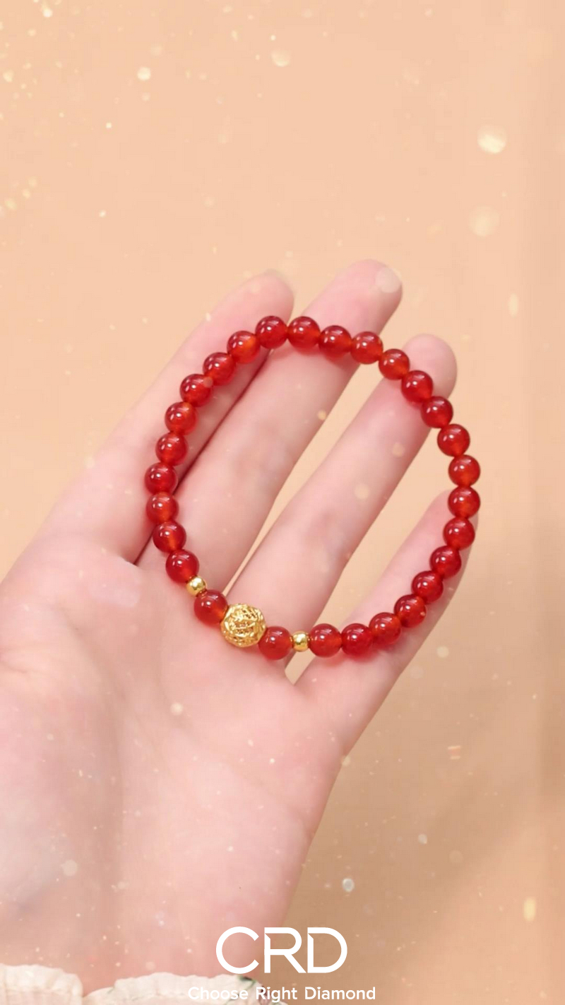 黄金<a href="https://www.crd.cn/qiuhun/shouliandapei/" target="_blank" style="color:#927658;text-decoration:underline;">手链</a>
