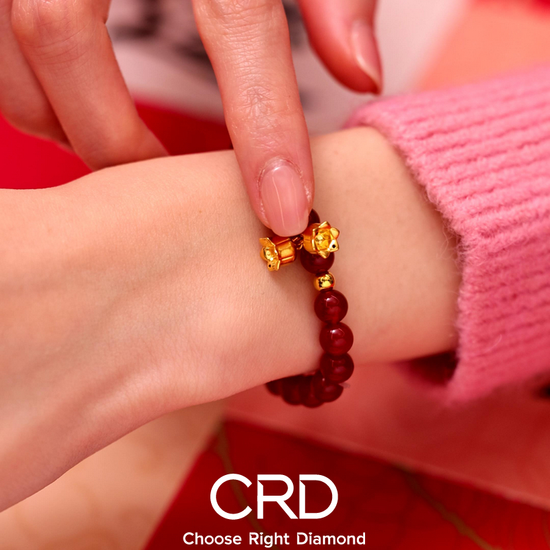 CRD<a href="https://www.crd.cn/huangjin/" target="_blank" style="color:#927658;text-decoration:underline;">黄金</a> CRD黄金<a href="https://www.crd.cn/qiuhun/shouliandapei/" target="_blank" style="color:#927658;text-decoration:underline;">手链</a>