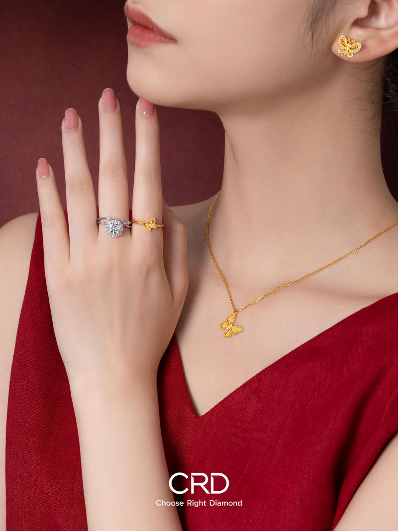 <a href="https://www.crd.cn/diamond/" target="_blank" style="color:#927658;text-decoration:underline;">钻石</a><a href="http://www.crd.cn/xq-jiezhi/" target="_blank" style="color:#927658;text-decoration:underline;">戒指</a>