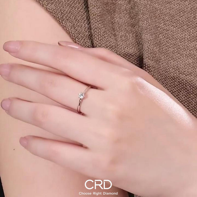 <a href='https://www.crd.cn/diamond/' target='_blank' style='color:#927658;text-decoration:underline;'>钻石</a><a href='http://www.crd.cn/xq-jiezhi/' target='_blank' style='color:#927658;text-decoration:underline;'>戒指</a> CRD钻石戒指