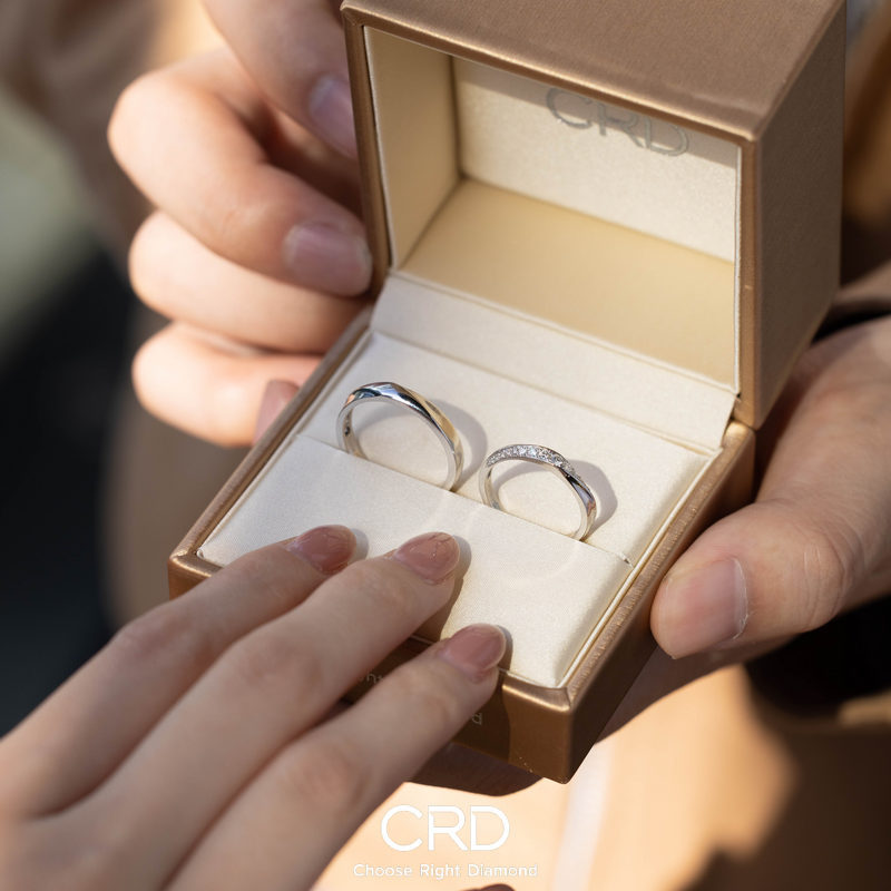 <a href='https://www.crd.cn/diamond/' target='_blank' style='color:#927658;text-decoration:underline;'>钻石</a>对戒 CRD钻石对戒