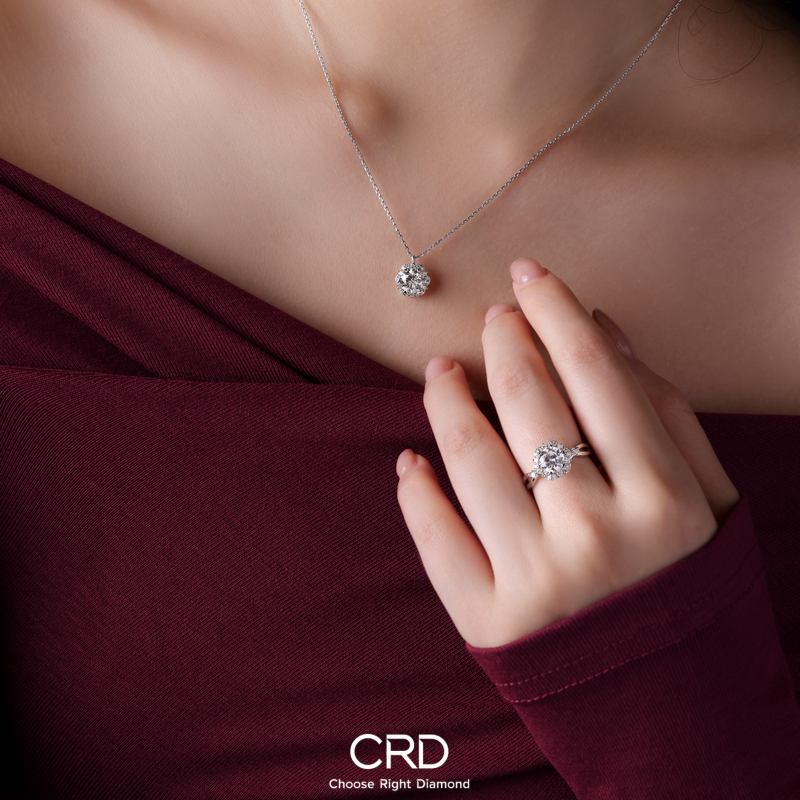 <a href='https://www.crd.cn/diamond/' target='_blank' style='color:#927658;text-decoration:underline;'>钻石</a><a href='http://www.crd.cn/xq-jiezhi/' target='_blank' style='color:#927658;text-decoration:underline;'>戒指</a> CRD钻石戒指