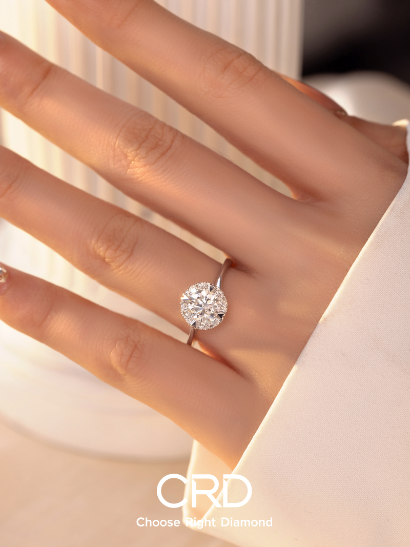 <a href='https://www.crd.cn/diamond/' target='_blank' style='color:#927658;text-decoration:underline;'>钻石</a><a href='http://www.crd.cn/xq-jiezhi/' target='_blank' style='color:#927658;text-decoration:underline;'>戒指</a> CRD钻石戒指