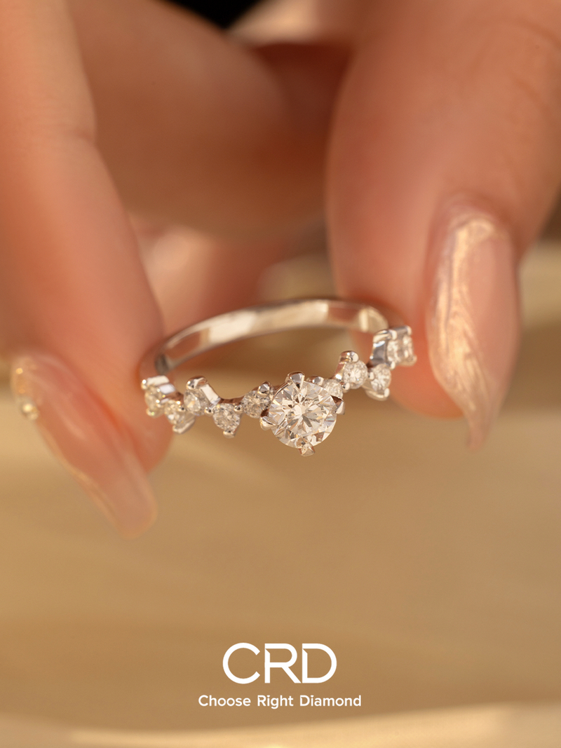 <a href='https://www.crd.cn/diamond/' target='_blank' style='color:#927658;text-decoration:underline;'>钻石</a><a href='http://www.crd.cn/xq-jiezhi/' target='_blank' style='color:#927658;text-decoration:underline;'>戒指</a> CRD钻石戒指