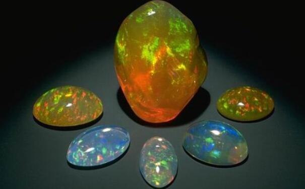 欧泊颜色绚丽多变是收藏者的心头爱